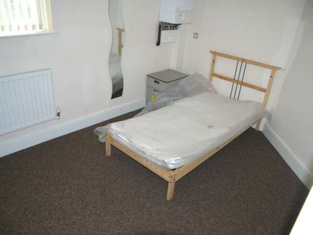  Image of 1 bedroom House Share to rent in Beal Lane Shaw Oldham OL2 at Beal Lane  Oldham, OL2 8PB