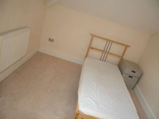  Image of 1 bedroom House Share to rent in Beal Lane Shaw Oldham OL2 at Beal Lane  Oldham, OL2 8PB