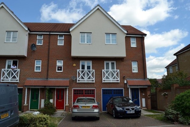  Image of 3 bedroom Town House to rent in Bengeo Gardens Chadwell Heath Romford RM6 at Bengeo Gardens  Chadwell Heath, RM6 4BT