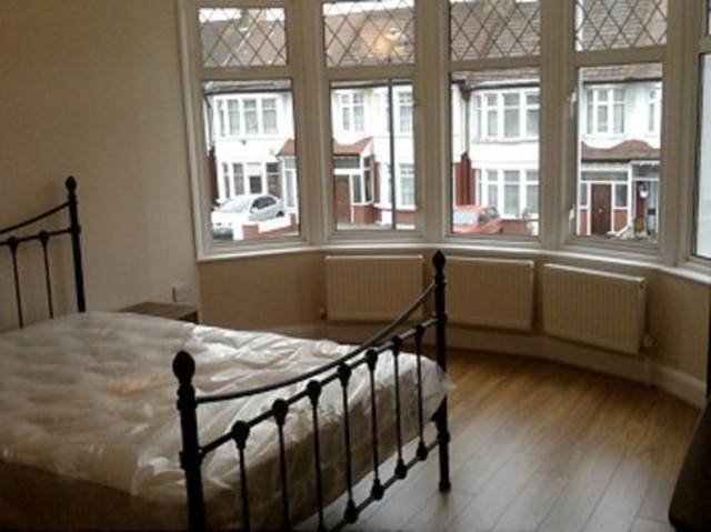  Image of 2 bedroom Flat to rent in Berkshire Gardens London N13 at Berkshire Gardens Palmers Green London, N13 6AE