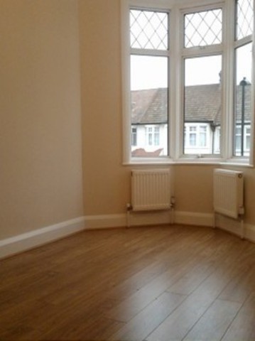  Image of 2 bedroom Flat to rent in Berkshire Gardens London N13 at Berkshire Gardens Palmers Green London, N13 6AE