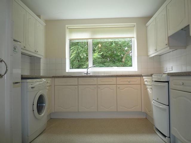  Image of 2 bedroom Flat to rent in Cardwell Crescent Ascot SL5 at Cardwell Crescent  Ascot, SL5 9BT