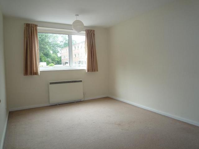  Image of 2 bedroom Flat to rent in Cardwell Crescent Ascot SL5 at Cardwell Crescent  Ascot, SL5 9BT