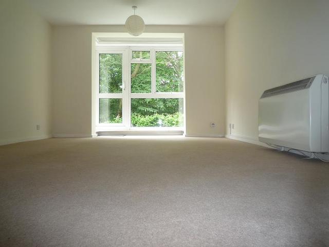  Image of 2 bedroom Flat to rent in Cardwell Crescent Ascot SL5 at Cardwell Crescent  Ascot, SL5 9BT