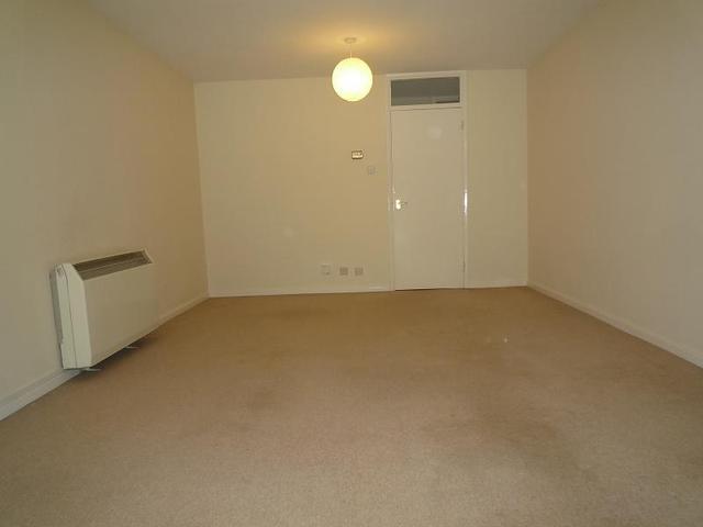  Image of 2 bedroom Flat to rent in Cardwell Crescent Ascot SL5 at Cardwell Crescent  Ascot, SL5 9BT