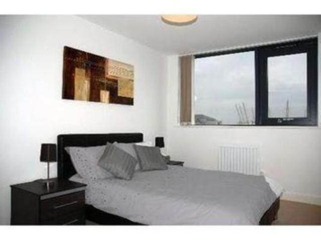  Image of 2 bedroom Apartment to rent in Blackwall Way London E14 at Blackwall Way  Canary Wharf, E14 9GT