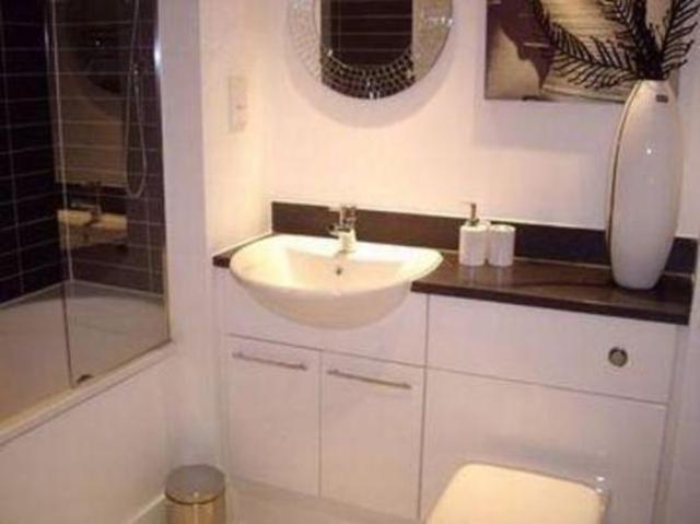  Image of 2 bedroom Apartment to rent in Blackwall Way London E14 at Blackwall Way  Canary Wharf, E14 9GT