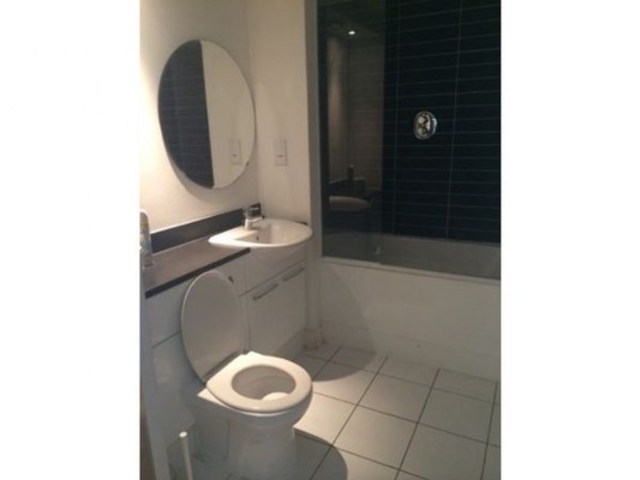  Image of 2 bedroom Apartment to rent in Blackwall Way London E14 at BLACKWALL WAY  DOCKLANDS, E14 9GB