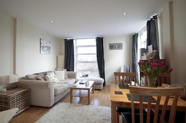  Image of 2 bedroom Flat to rent in Bridge Street Walton-on-Thames KT12 at Bridge Court Bridge Street Walton-on-Thames, KT12 1AG