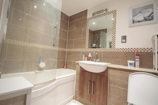  Image of 2 bedroom Flat to rent in Bridge Street Walton-on-Thames KT12 at Bridge Court Bridge Street Walton-on-Thames, KT12 1AG