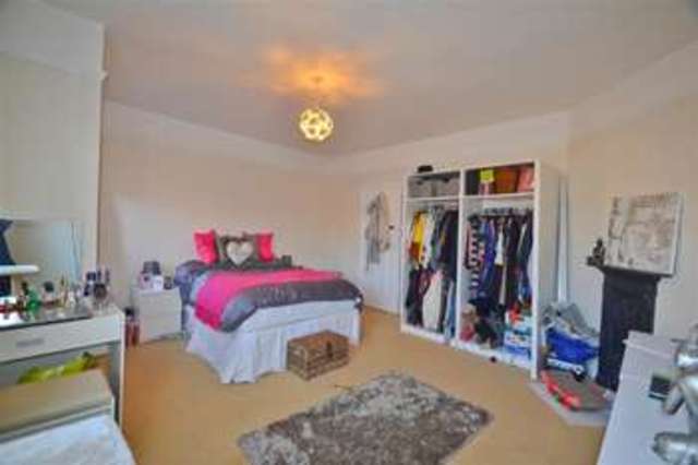  Image of 4 bedroom Terraced house to rent in Brisbane Avenue London SW19 at South Wimbledon, SW19 3AG