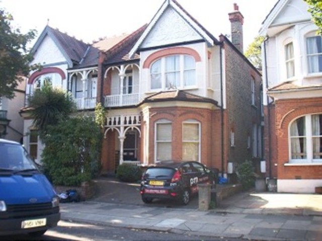  Image of 3 bedroom Flat to rent in Broomfield Avenue London N13 at Broomfield Avenue  Palmers Green, N13 4JN