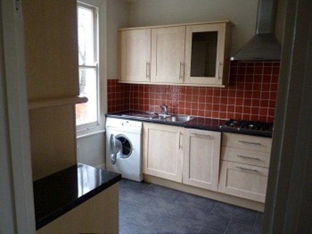  Image of 3 bedroom Flat to rent in Broomfield Avenue London N13 at Broomfield Avenue  Palmers Green, N13 4JN