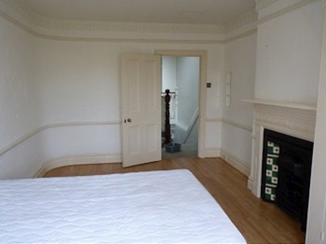  Image of 3 bedroom Flat to rent in Broomfield Avenue London N13 at Broomfield Avenue  Palmers Green, N13 4JN