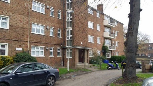  Image of 3 bedroom Flat to rent in Broomhill Road Woodford Green IG8 at BROOMHILL COURT BROOMHILL ROAD WOODFORD, IG8 0BQ