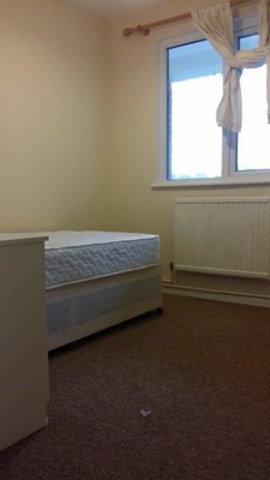  Image of 3 bedroom Flat to rent in Broomhill Road Woodford Green IG8 at BROOMHILL COURT BROOMHILL ROAD WOODFORD, IG8 0BQ