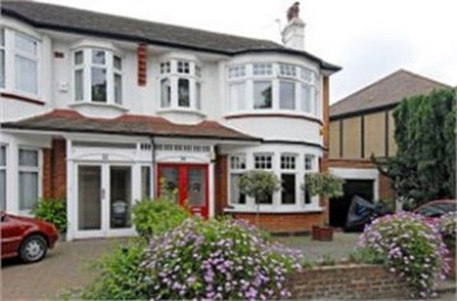  Image of 2 bedroom Flat to rent in Burford Gardens London N13 at Burford Gardens  Palmers Green, N13 4LR