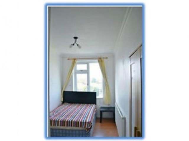  Image of 1 bedroom Terraced house to rent in Canterbury Avenue Cranbrook Ilford IG1 at CANTERBURY AVE  ILFORD, IG1 3NE
