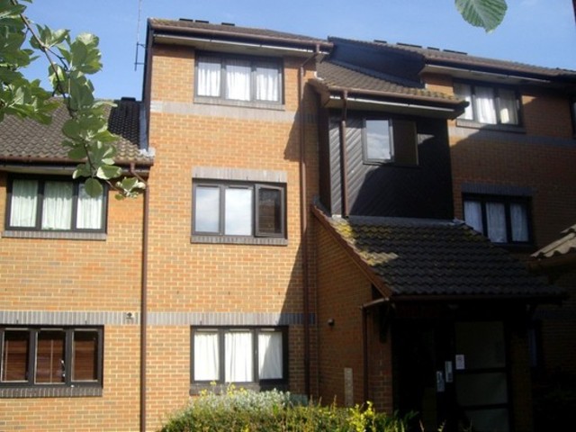  Image of 2 bedroom Flat to rent in Capstan Close Chadwell Heath Romford RM6 at Capstan Close  Romford, RM6 4PY