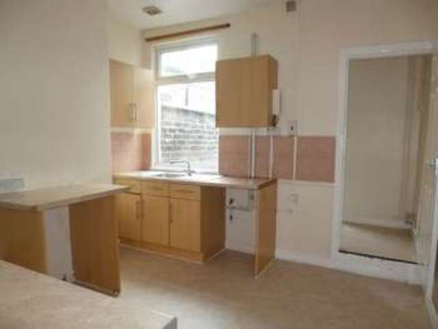  Image of 2 bedroom Terraced house to rent in Castlefield Street Hanley Stoke-on-Trent ST4 at Castlefield Street Shelton Stoke-On-Trent, ST4 7AQ