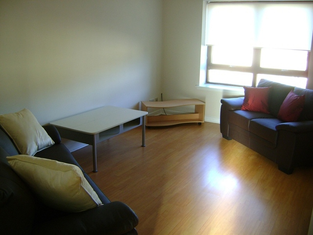  Image of 1 bedroom Flat to rent in Castle Gait Paisley PA1 at Paisley Renfrewshire Renfrewshire, PA1 2HE