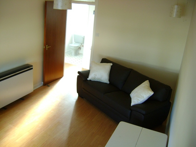  Image of 1 bedroom Flat to rent in Castle Gait Paisley PA1 at Paisley Renfrewshire Renfrewshire, PA1 2HE