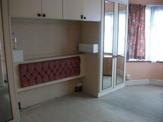 Image of 4 bedroom Terraced house to rent in Castleton Road Goodmayes Ilford IG3 at Castleton Road  ilford, IG3 9QS