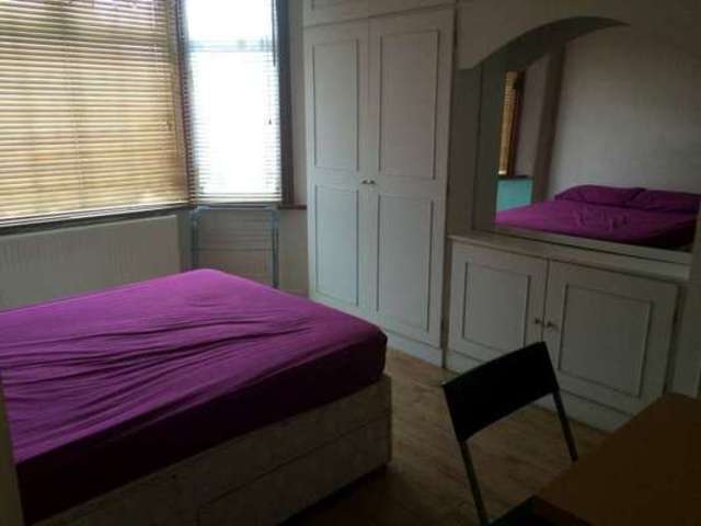  Image of 3 bedroom Terraced house to rent in Central Park Road London E6 at Central Park Road East Ham London, E6 3DN