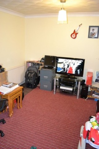  Image of 1 bedroom Flat to rent in Chadview Court Chadwell Heath Lane Chadwell Heath Romford RM6 at Chadview Court  Chadwell Heath, RM6 4BF
