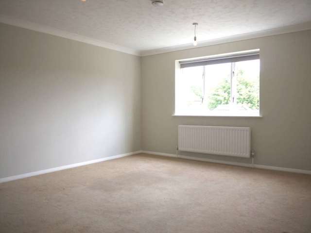  Image of 2 bedroom Apartment to rent in Hebbecastle Down Warfield Bracknell RG42 at Chancel Mansions Warfield Bracknell, RG42 2QA