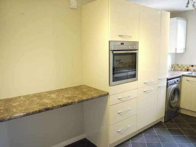  Image of 2 bedroom Apartment to rent in Hebbecastle Down Warfield Bracknell RG42 at Chancel Mansions Warfield Bracknell, RG42 2QA