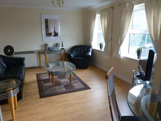  Image of 2 bedroom Apartment to rent in Chapel Road Redhill RH1 at Maple House, Chapel Road  Redhill, RH1 1LA