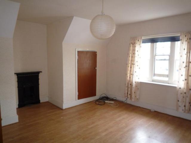  Image of 2 bedroom Maisonette to rent in Church Road Burgess Hill RH15 at Burgess Hill, RH15 9AE