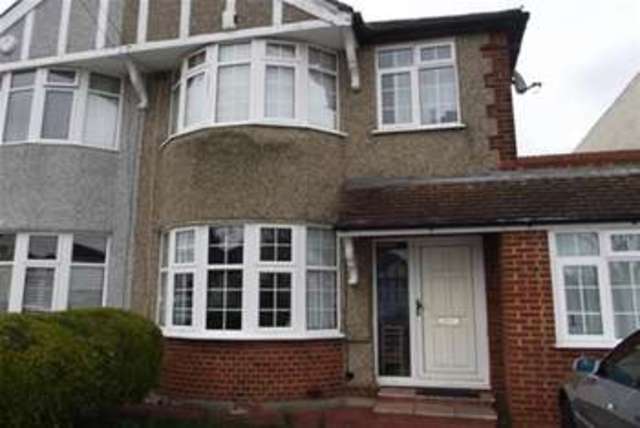  Image of 3 bedroom Terraced house to rent in Clifford Avenue Ilford IG5 at Clayhall, IG5 0UJ
