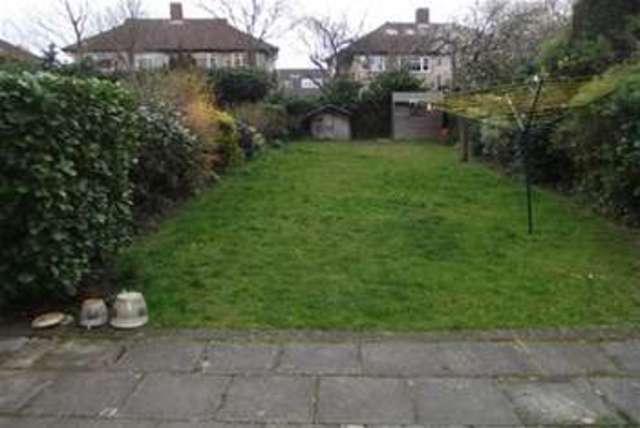  Image of 3 bedroom Terraced house to rent in Clifford Avenue Ilford IG5 at Clayhall, IG5 0UJ