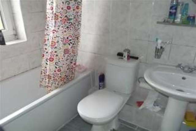  Image of 3 bedroom Terraced house to rent in Clifford Avenue Ilford IG5 at Clayhall, IG5 0UJ