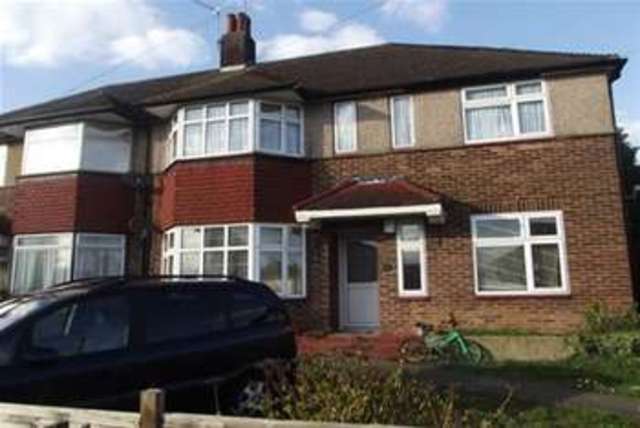  Image of 2 bedroom Maisonette to rent in Caernarvon Drive Ilford IG5 at Clayhall, IG5 0XE