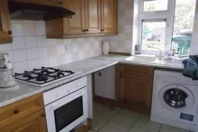  Image of 2 bedroom Maisonette to rent in Caernarvon Drive Ilford IG5 at Clayhall, IG5 0XE