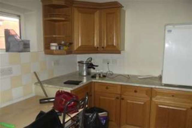  Image of 2 bedroom Maisonette to rent in Caernarvon Drive Ilford IG5 at Clayhall, IG5 0XE
