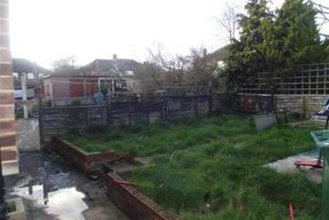  Image of 2 bedroom Maisonette to rent in Caernarvon Drive Ilford IG5 at Clayhall, IG5 0XE