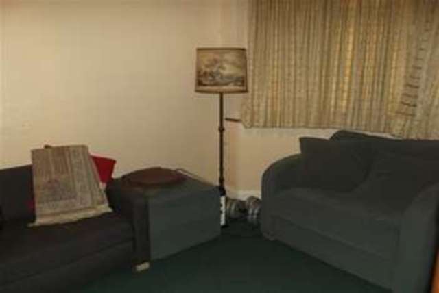  Image of 3 bedroom Chalet to rent in Sheldon Avenue Ilford IG5 at Clayhall, IG5 0UD