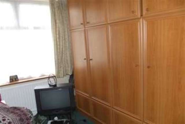  Image of 3 bedroom Chalet to rent in Sheldon Avenue Ilford IG5 at Clayhall, IG5 0UD