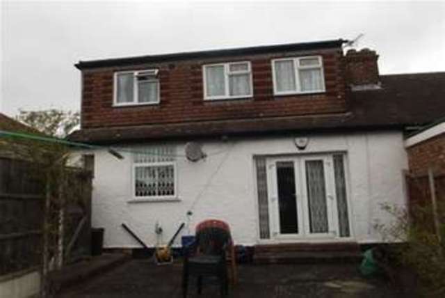  Image of 3 bedroom Chalet to rent in Sheldon Avenue Ilford IG5 at Clayhall, IG5 0UD