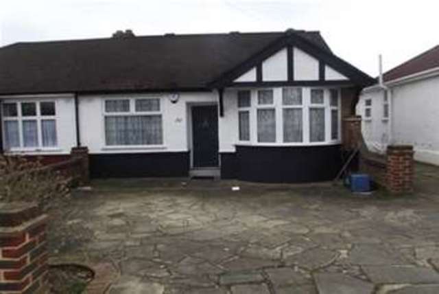  Image of 3 bedroom Chalet to rent in Sheldon Avenue Ilford IG5 at Clayhall, IG5 0UD