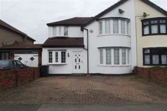  Image of 4 bedroom Detached house to rent in Clayhall Avenue Clayhall Ilford IG5 at Clayhall, IG5 0SJ