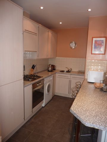  Image of 2 bedroom Flat to rent in Coates Gardens Edinburgh EH12 at West End Edinburgh Edinburgh, EH12 5LG