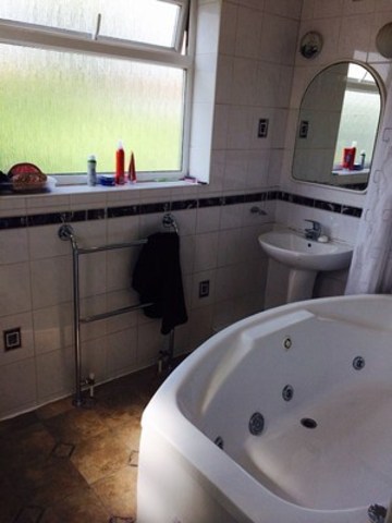  Image of 4 bedroom End of Terrace to rent in Collinwood Gardens Ilford IG5 at COLLINWOOD ROAD  GANTS HILL, IG5 0AN
