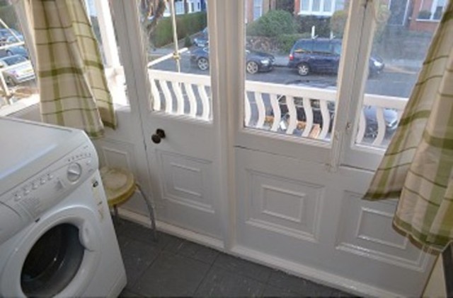  Image of Flat to rent in Compton Road London N21 at Compton Road  Winchmore Hill, N21 3NX