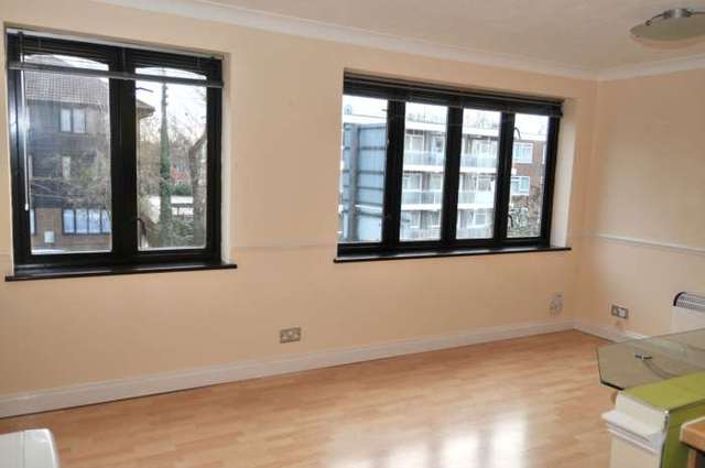  Image of 1 bedroom Apartment to rent in Connaught Gardens Crawley RH10 at Connaught Gardens West Green Crawley, RH10 8NB