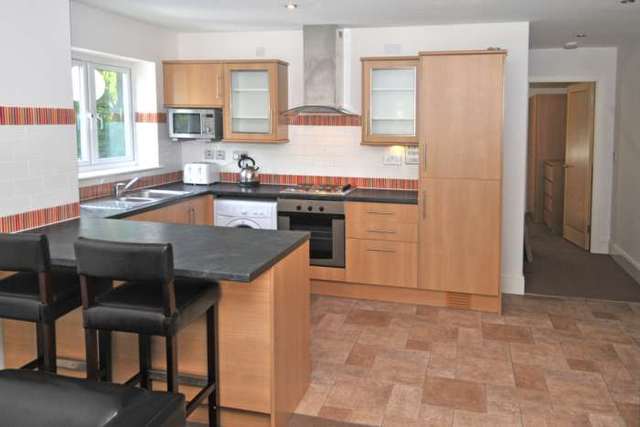  Image of 2 bedroom Apartment to rent in Town Mead Crawley RH11 at Highfield House Town Mead West Green Crawley, RH11 7EH